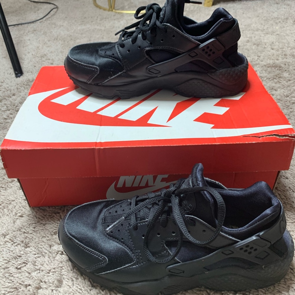 Black Nike Huaraches